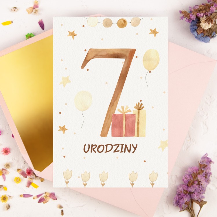 Personalizowana Kartka na siódme urodziny dziecka z cyfrą siedem i prezentem - Seven